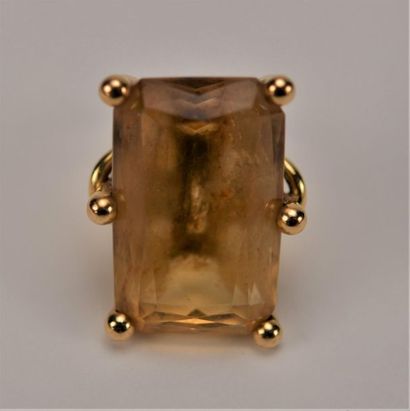 Bague ornée d'une citrine de forme rectangulaire...