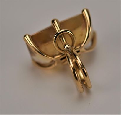 Bague ornée d'une citrine de forme rectangulaire...