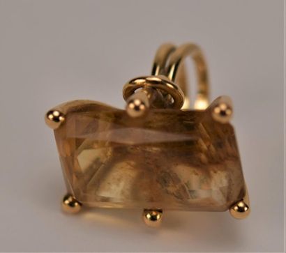 Bague ornée d'une citrine de forme rectangulaire...