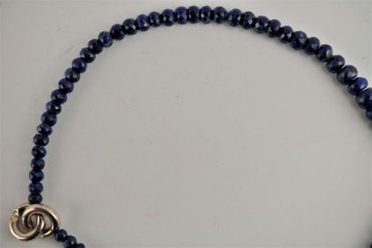 Collier en chute composé de perles facettées...