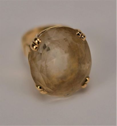 Bague sertie d'une citrine de forme ovale...