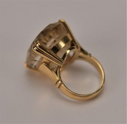 Bague sertie d'une citrine de forme ovale...