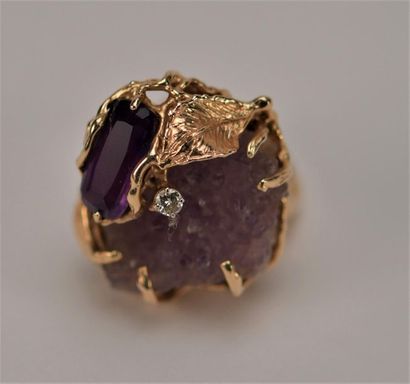 Originale bague composée de la roche matrice...