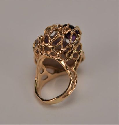Originale bague composée de la roche matrice...