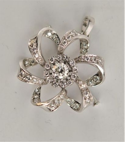 Pendentif-broche en forme de marguerite,...