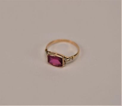 Bague des années 1940, avec au centre une...