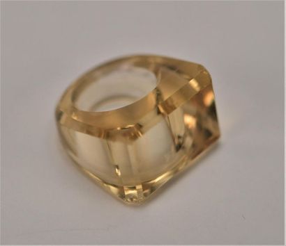 Bague entièrement constituée d'un brut de...
