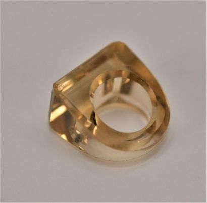 Bague entièrement constituée d'un brut de...