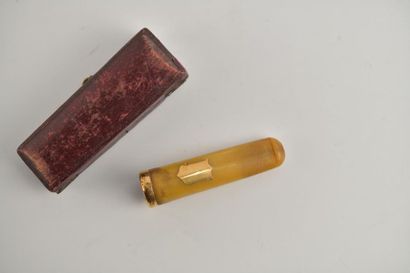 Porte-cigare en ambre, anneau et médaillon...