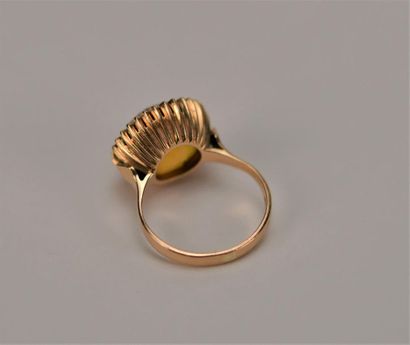 Bague ornée d'une citrine, la monture or...