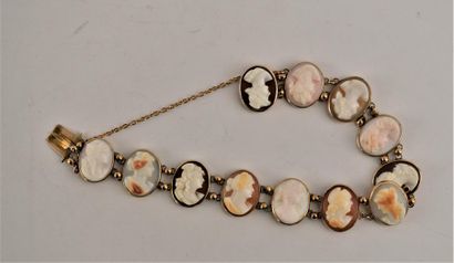Bracelet orné d'une ligne de douze profils...