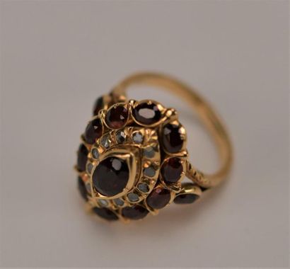 Bague Marquise, la monture en or jaune ornée...