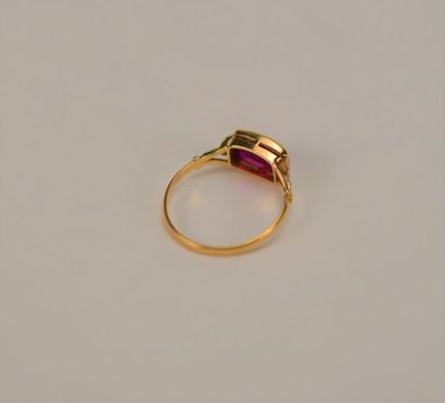 Bague des années 1940, avec au centre une...