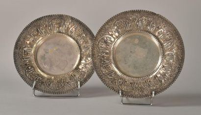 Paire de plats en argent repoussé et ajouré...