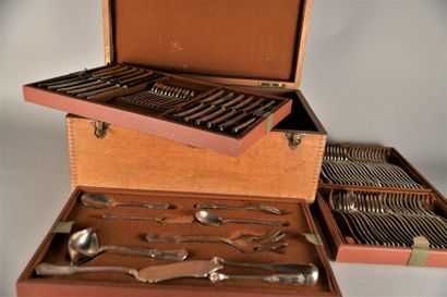 Importante ménagère de 99 couverts en métal...