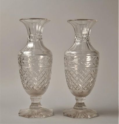 Paire de grand vases en cristal taillé, époque...