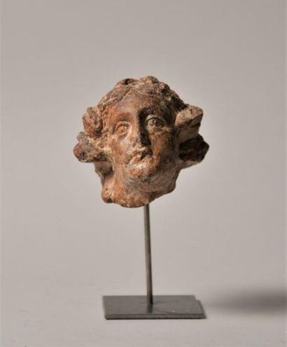 Fragment de tête de jeune femme en terre...