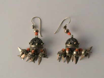 Paire de boucles d'oreille en argent et corail....