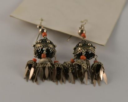 Paire de boucles d'oreille en argent et corail....