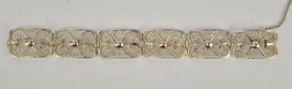 Bracelet en argent ajouré à décor de volutes....