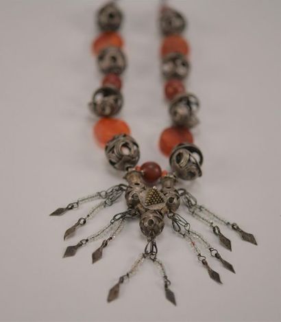 Collier avec alternation de boules en argent...