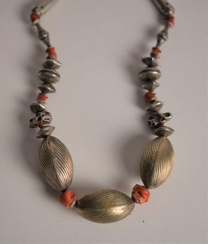 Collier en argent et corail. Travail ethnique,...