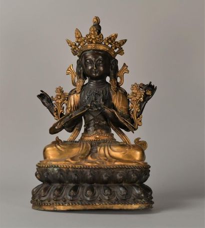 TIBET. Statue de Bodhisattva en cuivre repoussé;...