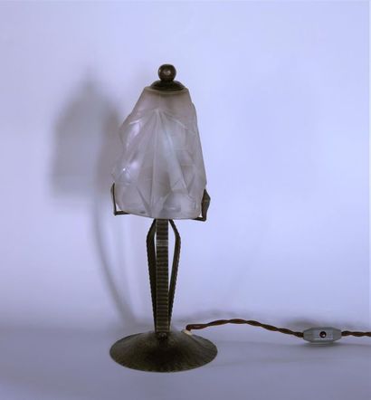 DEGUE, circa 1930
Lampe de table, le pied...