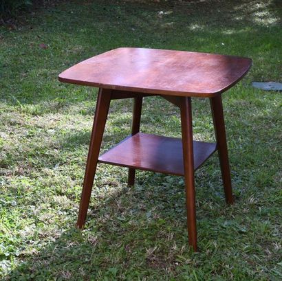 *Table téléviseur à plateau rotatif.
Travail...