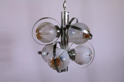 MAZZEGA. Lustre à six lumières en métal chromé...