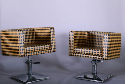 Deux fauteuils de coiffeur, la garniture...