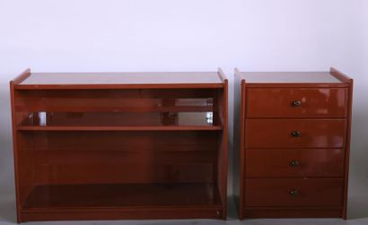 Etagère et commode en bois laqué rouge. La...