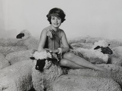 ANONYME. 
Jeanne Moreau with pearl necklace...