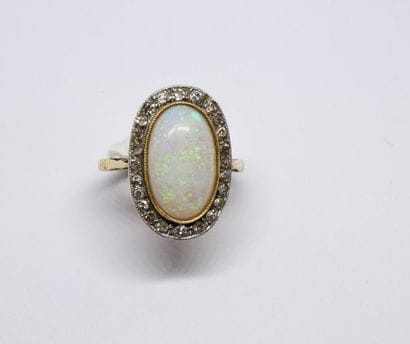 Ring in 750°/00 yellow gold set with a large...