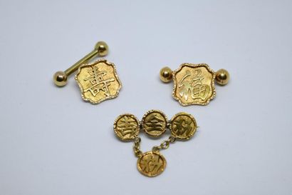 Corrigendum // Cufflinks and brooch, china...