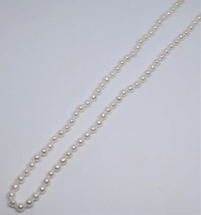 Lot including 
- a white cultured pearls,...