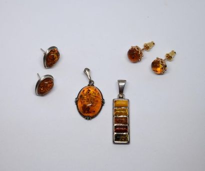 Set includes: 
- a pair of 585°/00 gold and...