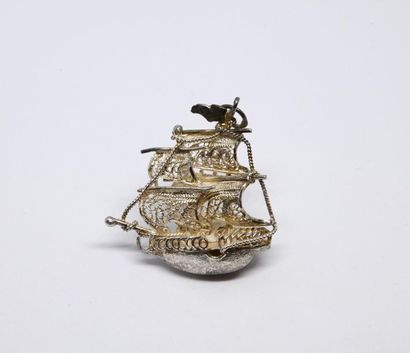 Pendant caravel in silver filigree. 
Weight:...