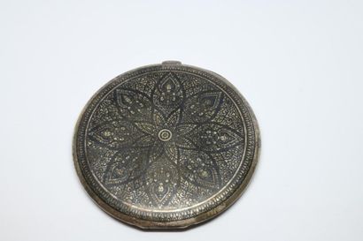 THAILANDE. Poudrier rond en argent niellé...