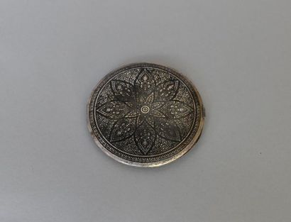 THAILANDE. Poudrier rond en argent niellé...