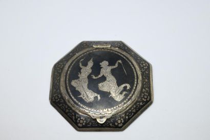 THAILANDE. Poudrier octogonal en argent niellé...