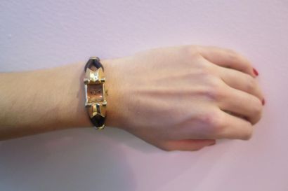 KODY. Montre de dame, le boitier géométrique...
