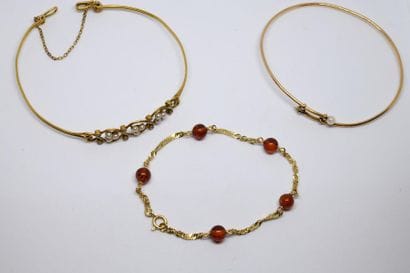 Three bracelets in 750°/00 yellow gold: 
-...