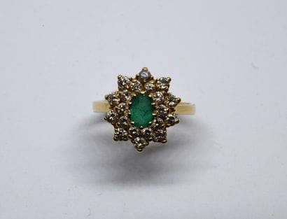 Modern daisy ring in 750 °/00 yellow gold...