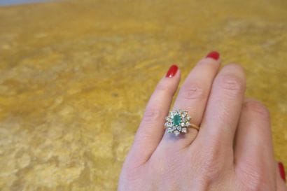 Modern daisy ring in 750 °/00 yellow gold...