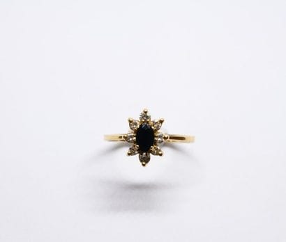 Daisy ring in 750°/00 yellow gold set with...