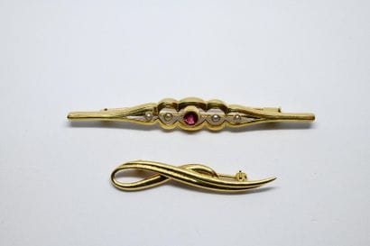 750°/00 yellow gold openwork bar brooch,...