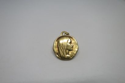 Medal of round shape representing the Virgin...