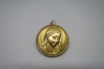 Medal of round shape representing the Virgin...