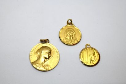 Set of three 750°/00 yellow gold medals representing...